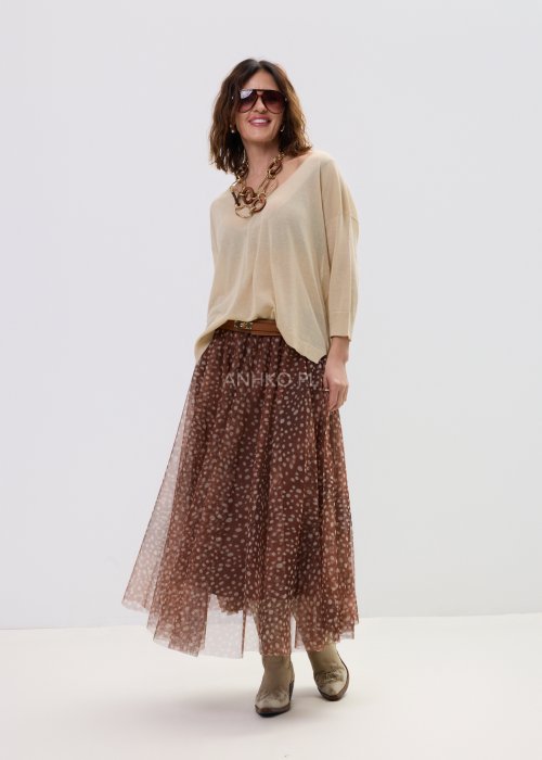 Sweter damski beżowy lekki z dekoltem w serek, luźny fason z cienkiej dzianiny w eleganckiej stylizacji casual.