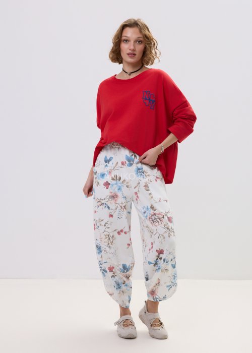 Bluza oversize czerwona z napisem „New York” na plecach i haftem z przodu – luźny fason z długim rękawem i miękko układającym się materiałem