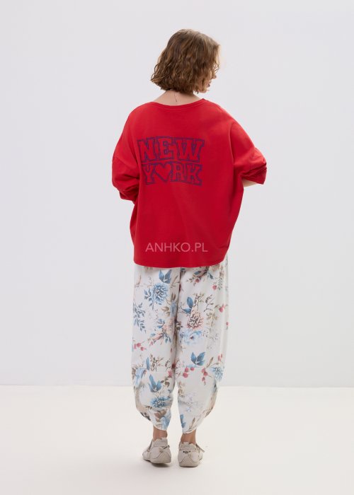 Bluza oversize czerwona z napisem „New York” na plecach i haftem z przodu – luźny fason z długim rękawem i miękko układającym się materiałem