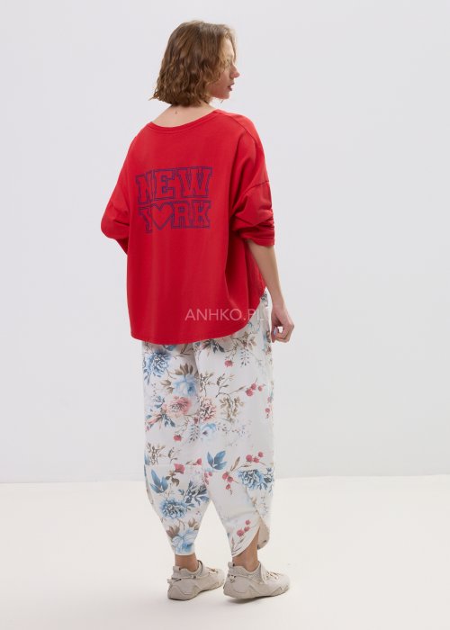 Bluza oversize czerwona z napisem „New York” na plecach i haftem z przodu – luźny fason z długim rękawem i miękko układającym się materiałem