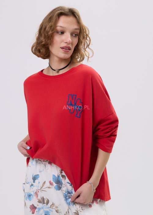 Bluza oversize czerwona z napisem „New York” na plecach i haftem z przodu – luźny fason z długim rękawem i miękko układającym się materiałem