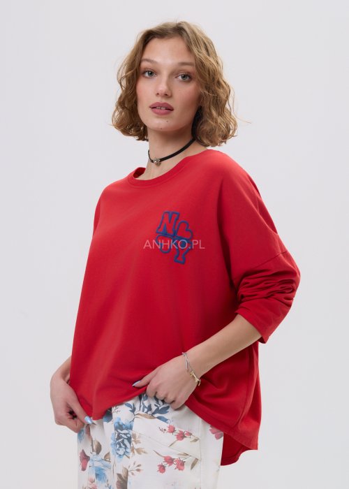 Bluza oversize czerwona z napisem „New York” na plecach i haftem z przodu – luźny fason z długim rękawem i miękko układającym się materiałem