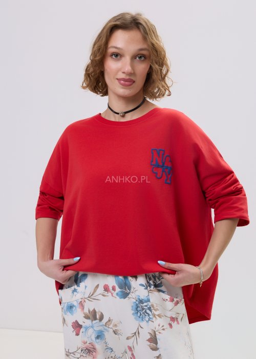 Bluza oversize czerwona z napisem „New York” na plecach i haftem z przodu – luźny fason z długim rękawem i miękko układającym się materiałem