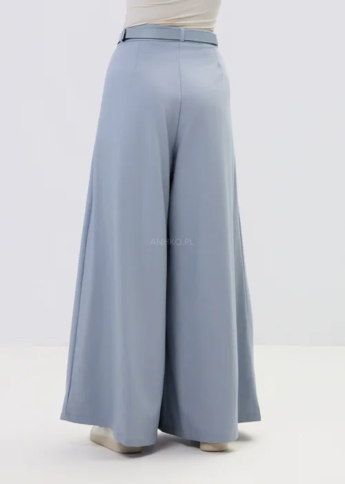 Niebieskie spodnie damskie wide leg z wysokim stanem i paskiem, elegancki fason z szerokimi nogawkami w nowoczesnej stylizacji.