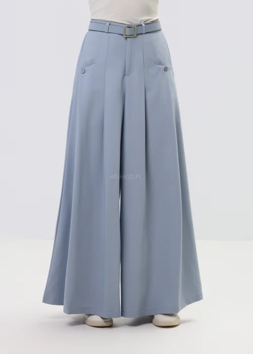 Niebieskie spodnie damskie wide leg z wysokim stanem i paskiem, elegancki fason z szerokimi nogawkami w nowoczesnej stylizacji.
