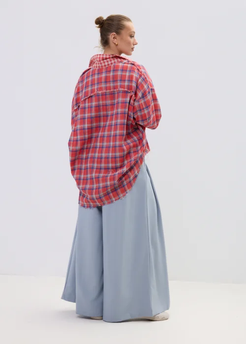 Niebieskie spodnie damskie wide leg z wysokim stanem i paskiem, elegancki fason z szerokimi nogawkami w nowoczesnej stylizacji.
