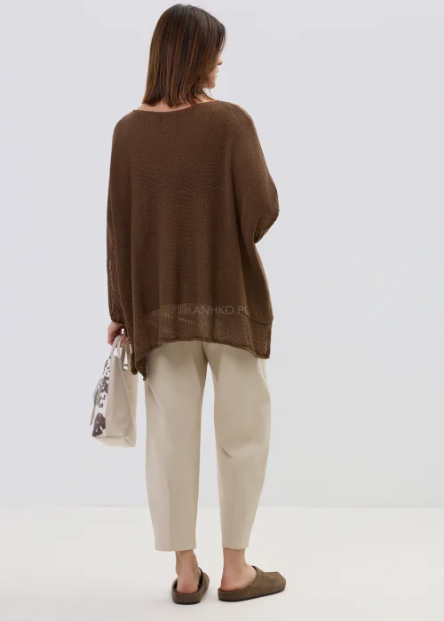 Beżowe spodnie damskie o prostym, lekko zwężanym kroju z wysokim stanem, minimalistyczny fason w elegancko-casualowej stylizacji.