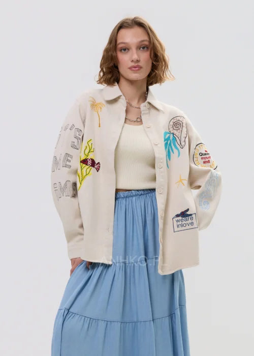 Koszula-oversize-bezowa-z-kolorowymi-haftami-w-stylu-marine--motywy-muszli,-konika-morskiego-i-ryby,-luzny-fason-z-guzikami,-casualowa-stylizacja.-3.jpg