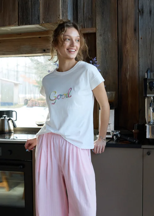 Biały t-shirt damski z krótkim rękawem i kolorowym haftem „Good” na przodzie.
