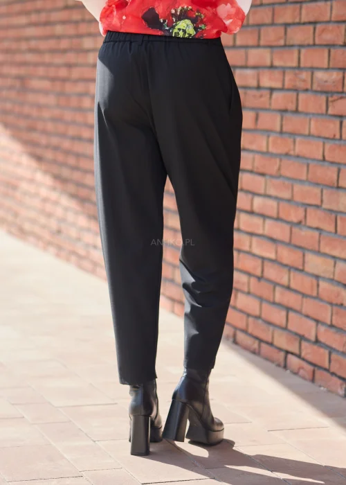 Czarne spodnie cygaretki o minimalistycznym fasonie, które subtelnie wysmuklają sylwetkę i świetnie komponują się zarówno z elegancką koszulą, jak i casualowym swetrem. Model z lekko zwężaną nogawką i gładkim wykończeniem