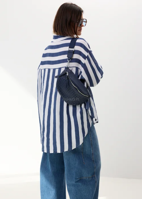Granatowa torebka nerka damska z plecioną fakturą i szerokim regulowanym paskiem. Stylowy model crossbody z ozdobnym splotem i srebrnymi detalami.