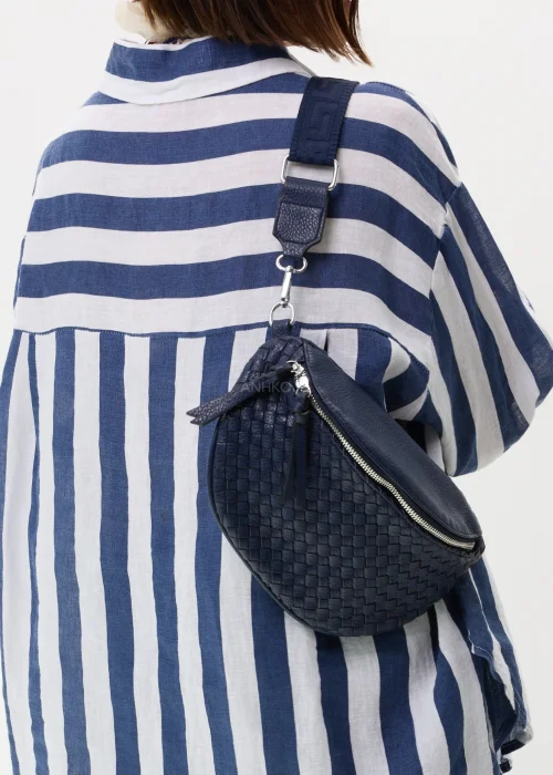 Granatowa torebka nerka damska z plecioną fakturą i szerokim regulowanym paskiem. Stylowy model crossbody z ozdobnym splotem i srebrnymi detalami.