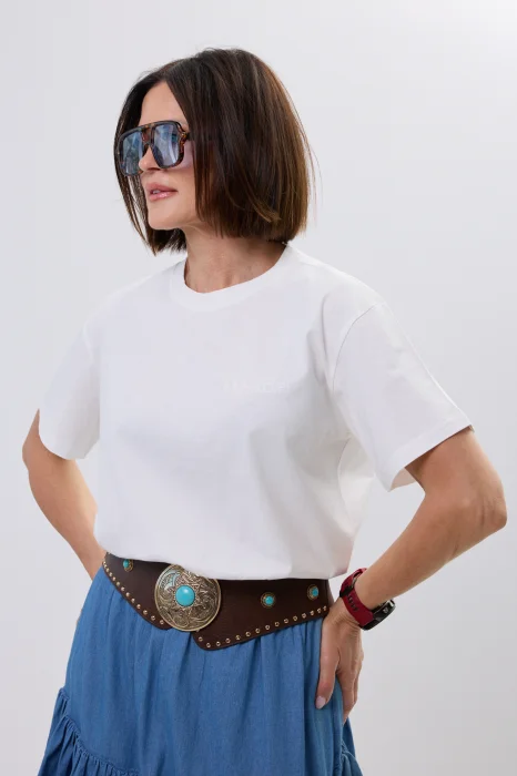 Biała bluzka basic z krótkim rękawem i klasycznym, minimalistycznym fasonem. Uniwersalny model do codziennych stylizacji z jeansową spódnicą, paskiem westernowym lub casualowymi dodatkami.