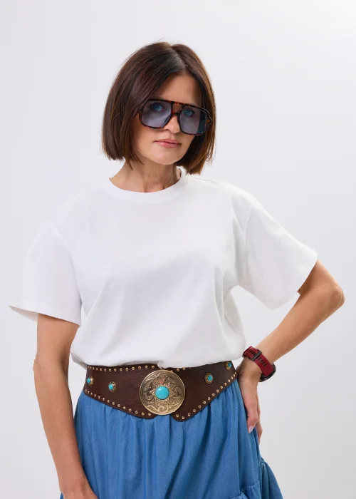 Biała bluzka basic z krótkim rękawem i klasycznym, minimalistycznym fasonem. Uniwersalny model do codziennych stylizacji z jeansową spódnicą, paskiem westernowym lub casualowymi dodatkami.
