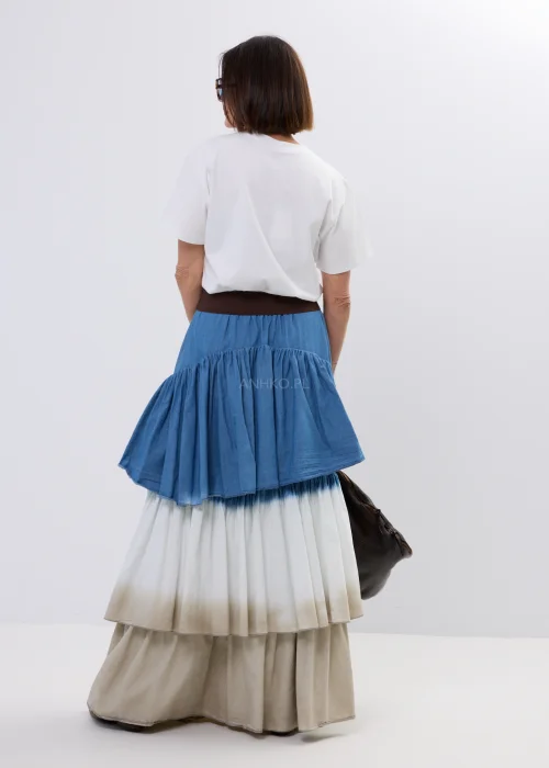 Biała bluzka basic z krótkim rękawem i klasycznym, minimalistycznym fasonem. Uniwersalny model do codziennych stylizacji z jeansową spódnicą, paskiem westernowym lub casualowymi dodatkami.