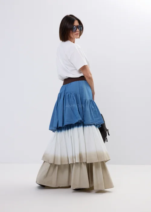 Biała bluzka basic z krótkim rękawem i klasycznym, minimalistycznym fasonem. Uniwersalny model do codziennych stylizacji z jeansową spódnicą, paskiem westernowym lub casualowymi dodatkami.