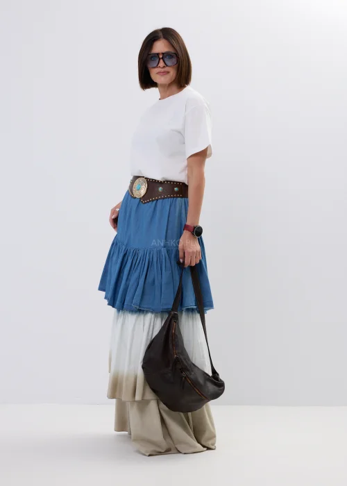 Biała bluzka basic z krótkim rękawem i klasycznym, minimalistycznym fasonem. Uniwersalny model do codziennych stylizacji z jeansową spódnicą, paskiem westernowym lub casualowymi dodatkami.