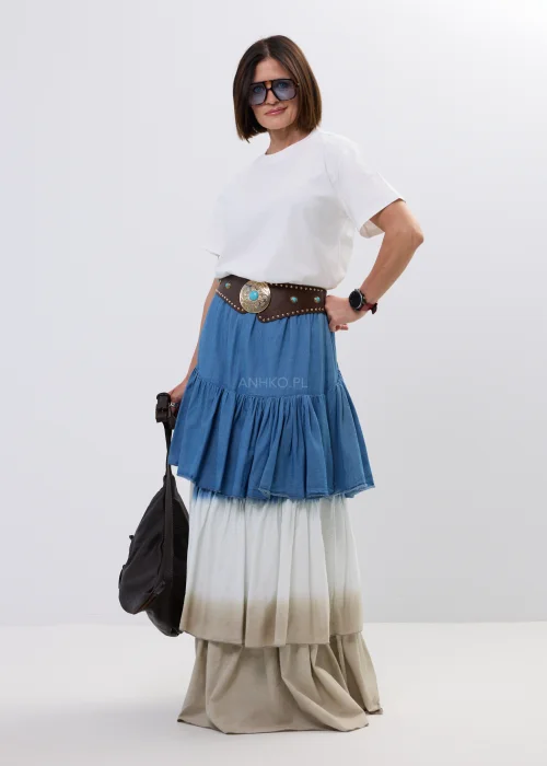 Biała bluzka basic z krótkim rękawem i klasycznym, minimalistycznym fasonem. Uniwersalny model do codziennych stylizacji z jeansową spódnicą, paskiem westernowym lub casualowymi dodatkami.