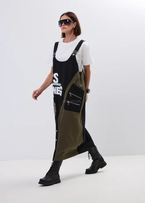 Biała bluzka basic z krótkim rękawem i klasycznym, minimalistycznym fasonem. Uniwersalny model do codziennych stylizacji z jeansową spódnicą, paskiem westernowym lub casualowymi dodatkami.