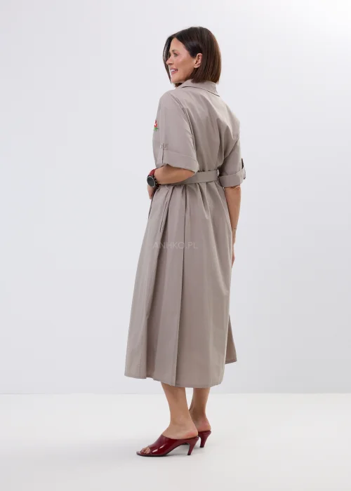 Sukienka koszulowa midi w kolorze taupe z kolorowym haftem kwiatowym i wiązaniem w talii. Model z kołnierzykiem i podwijanymi rękawami wyróżnia się eleganckim, kobiecym fasonem.