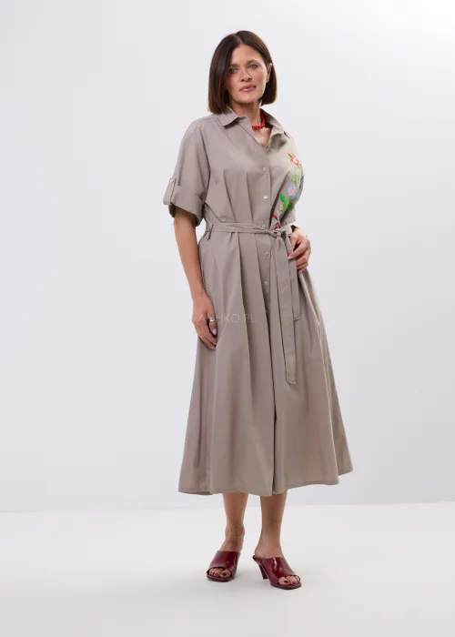 Sukienka koszulowa midi w kolorze taupe z kolorowym haftem kwiatowym i wiązaniem w talii. Model z kołnierzykiem i podwijanymi rękawami wyróżnia się eleganckim, kobiecym fasonem.