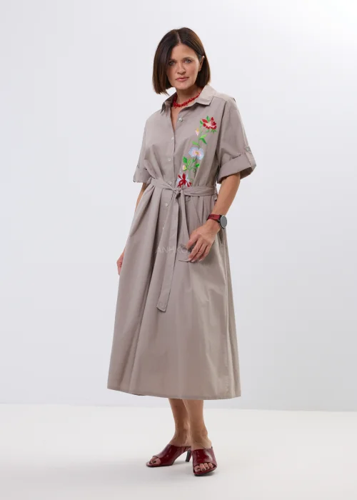 Sukienka koszulowa midi w kolorze taupe z kolorowym haftem kwiatowym i wiązaniem w talii. Model z kołnierzykiem i podwijanymi rękawami wyróżnia się eleganckim, kobiecym fasonem.