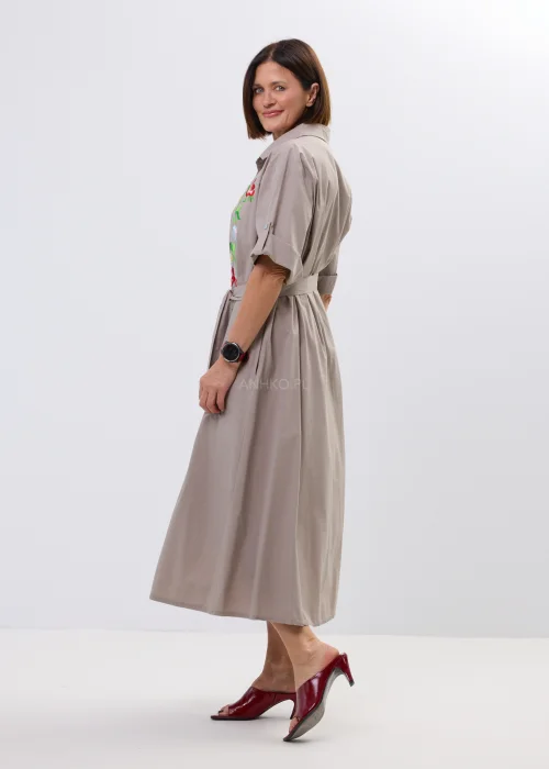 Sukienka koszulowa midi w kolorze taupe z kolorowym haftem kwiatowym i wiązaniem w talii. Model z kołnierzykiem i podwijanymi rękawami wyróżnia się eleganckim, kobiecym fasonem.