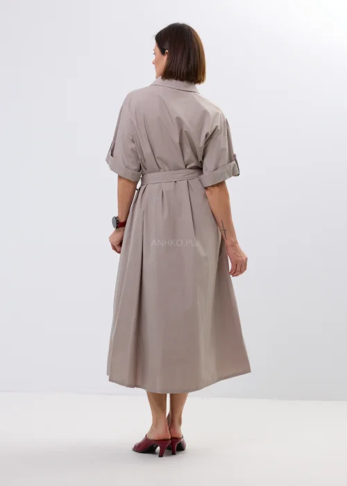 Sukienka koszulowa midi w kolorze taupe z kolorowym haftem kwiatowym i wiązaniem w talii. Model z kołnierzykiem i podwijanymi rękawami wyróżnia się eleganckim, kobiecym fasonem.