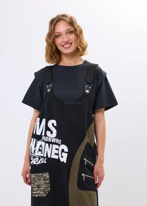 Czarny t-shirt oversize o minimalistycznym fasonie z miękko układającego się materiału. Luźny krój, szerokie rękawy i asymetryczny dół nadają modelowi nowoczesnego charakteru, idealnego do casualowych i miejskich stylizacji.