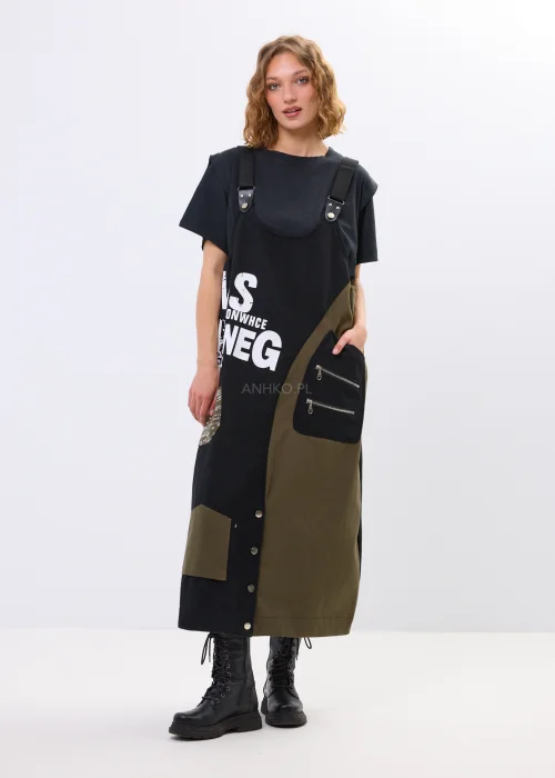 Czarny t-shirt oversize o minimalistycznym fasonie z miękko układającego się materiału. Luźny krój, szerokie rękawy i asymetryczny dół nadają modelowi nowoczesnego charakteru, idealnego do casualowych i miejskich stylizacji.