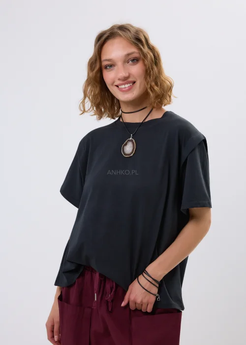 Czarny t-shirt oversize o minimalistycznym fasonie z miękko układającego się materiału. Luźny krój, szerokie rękawy i asymetryczny dół nadają modelowi nowoczesnego charakteru, idealnego do casualowych i miejskich stylizacji.