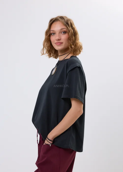 Czarny t-shirt oversize o minimalistycznym fasonie z miękko układającego się materiału. Luźny krój, szerokie rękawy i asymetryczny dół nadają modelowi nowoczesnego charakteru, idealnego do casualowych i miejskich stylizacji.