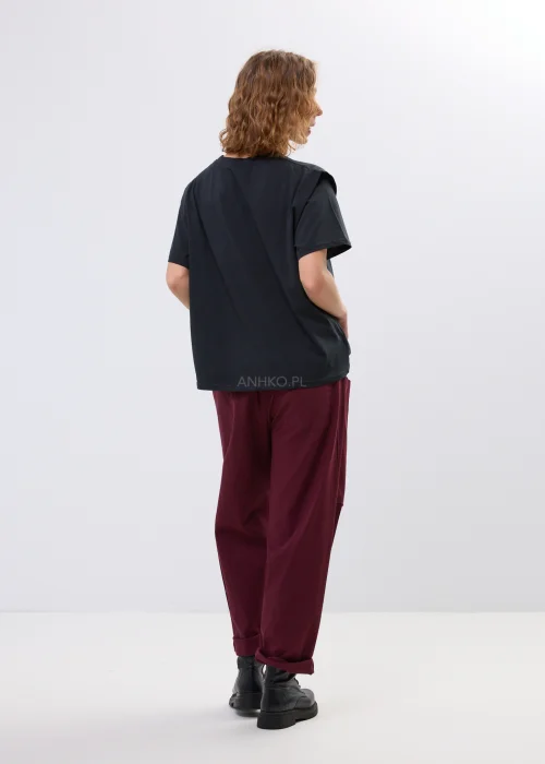 Czarny t-shirt oversize o minimalistycznym fasonie z miękko układającego się materiału. Luźny krój, szerokie rękawy i asymetryczny dół nadają modelowi nowoczesnego charakteru, idealnego do casualowych i miejskich stylizacji.