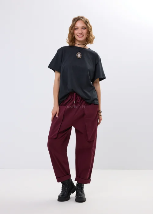 Czarny t-shirt oversize o minimalistycznym fasonie z miękko układającego się materiału. Luźny krój, szerokie rękawy i asymetryczny dół nadają modelowi nowoczesnego charakteru, idealnego do casualowych i miejskich stylizacji.