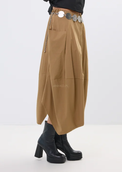 Spódnica midi w karmelowym odcieniu o asymetrycznym, lekko oversize’owym fasonie. Model z efektownymi przeszyciami i dużą kieszenią po boku nadaje stylizacji nowoczesnego charakteru i swobodnego ruchu.