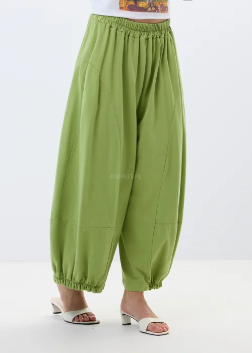 Zielone spodnie dresowe typu baggy z elastyczną talią i zwężanymi nogawkami. Luźny fason zapewnia wygodę i nowoczesny, casualowy look.