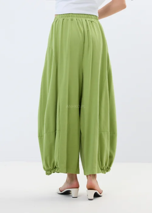 Zielone spodnie dresowe typu baggy z elastyczną talią i zwężanymi nogawkami. Luźny fason zapewnia wygodę i nowoczesny, casualowy look.