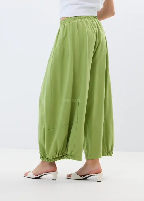 Zielone spodnie dresowe typu baggy z elastyczną talią i zwężanymi nogawkami. Luźny fason zapewnia wygodę i nowoczesny, casualowy look.