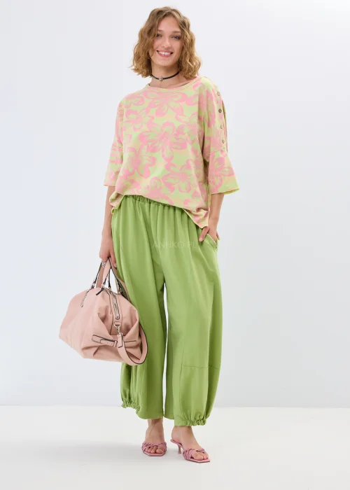 Zielone spodnie dresowe typu baggy z elastyczną talią i zwężanymi nogawkami. Luźny fason zapewnia wygodę i nowoczesny, casualowy look.