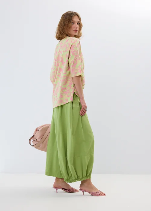 Zielone spodnie dresowe typu baggy z elastyczną talią i zwężanymi nogawkami. Luźny fason zapewnia wygodę i nowoczesny, casualowy look.