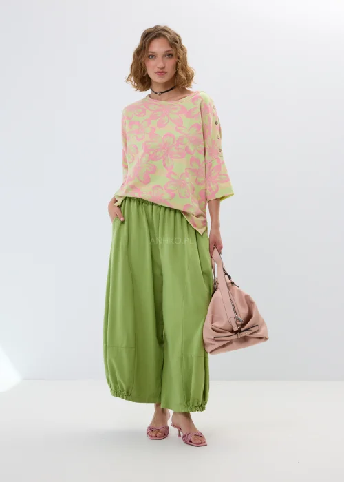 Zielone spodnie dresowe typu baggy z elastyczną talią i zwężanymi nogawkami. Luźny fason zapewnia wygodę i nowoczesny, casualowy look.