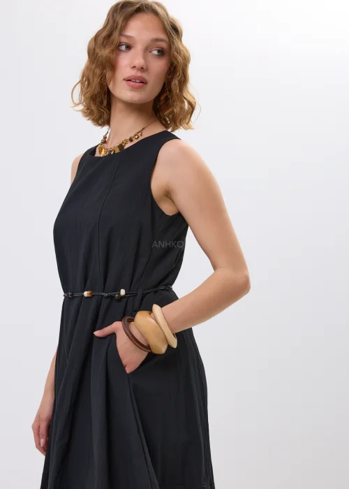 Ciemnobrązowa bransoletka o minimalistycznym, okrągłym fasonie z matowym wykończeniem. Stylowy dodatek do eleganckich i casualowych stylizacji z sukienką maxi lub naturalnymi akcesoriami.