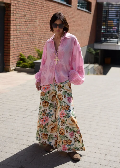 Naszyjnik z perełkami i ozdobnym krzyżem w złotym kolorze. Elegancki dodatek podkreślający kobiece i stylowe stylizacje.