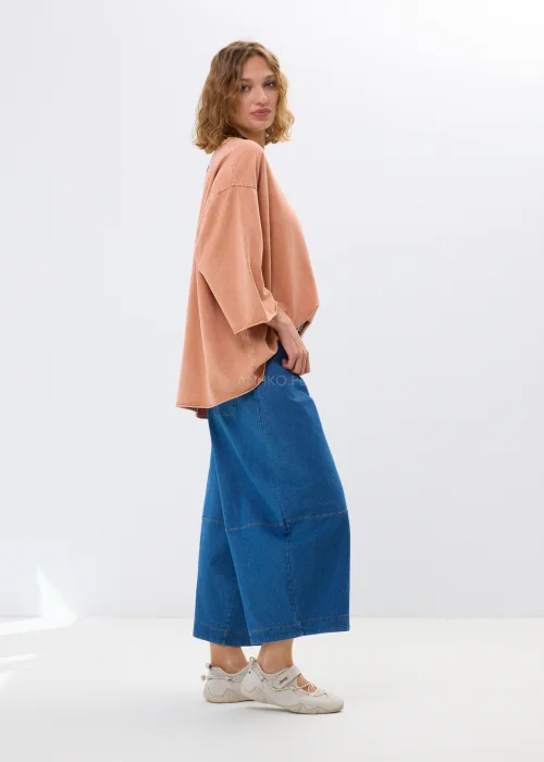 Oversize’owa bluzka w morelowym odcieniu z szerokimi rękawami i haftowanym kwiatem. Swobodny fason zapewnia wygodę i casualowy styl.