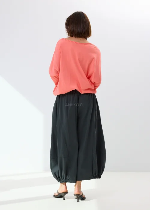 Oversize’owa bluzka damska w jasnoróżowym odcieniu z dekoltem V-neck i luźnym fasonem. Miękko układa się na sylwetce, tworząc wygodną stylizację z szerokimi spodniami lub spódnicą maxi w casualowym stylu.