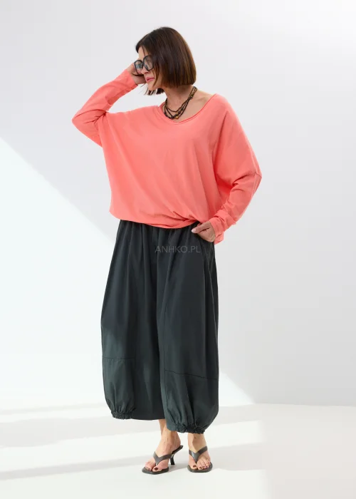Oversize’owa bluzka damska w jasnoróżowym odcieniu z dekoltem V-neck i luźnym fasonem. Miękko układa się na sylwetce, tworząc wygodną stylizację z szerokimi spodniami lub spódnicą maxi w casualowym stylu.