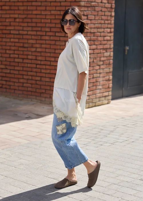 Jeansowe spodnie wide leg z naszywkami moro i luźnym fasonem w miejskiej casualowej stylizacji.