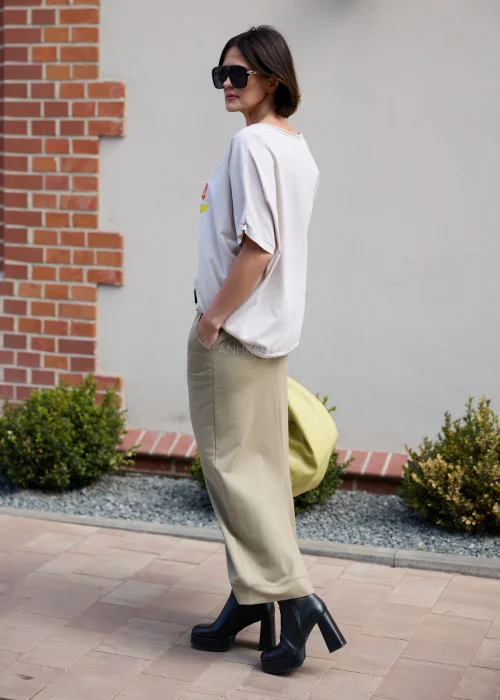 Spódnica maxi w odcieniu jasnego khaki z elastyczną talią i minimalistycznym fasonem. Wygodny model z kieszeniami idealny do casualowych i miejskich stylizacji.