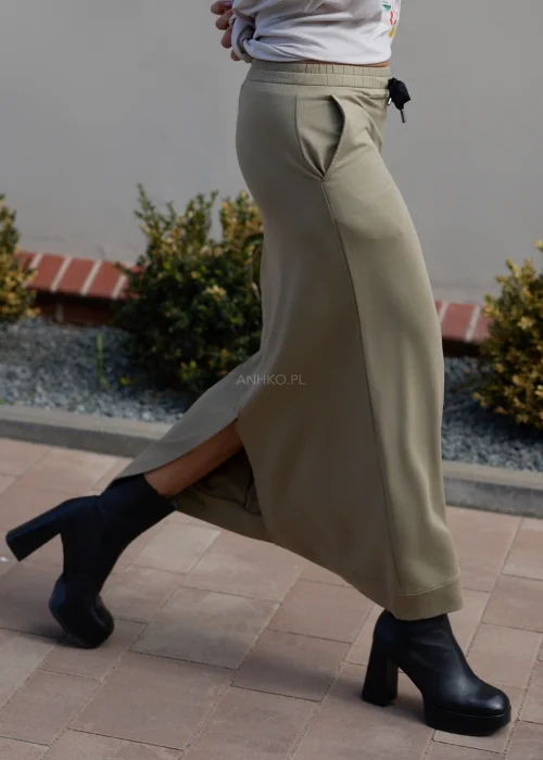 Spódnica maxi w odcieniu jasnego khaki z elastyczną talią i minimalistycznym fasonem. Wygodny model z kieszeniami idealny do casualowych i miejskich stylizacji.