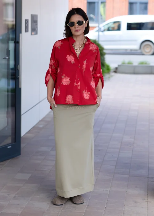Spódnica maxi w odcieniu jasnego khaki z elastyczną talią i minimalistycznym fasonem. Wygodny model z kieszeniami idealny do casualowych i miejskich stylizacji.